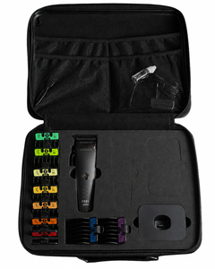 Tondeuse de coupe HIGHDRONE D900 dans une valise avec ses accessoires 10 sabots de coupe, socle de recharge et huile et brossette