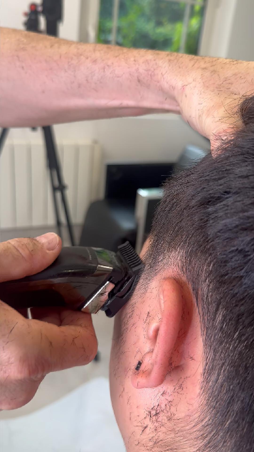 Tondeuse de coupe D900 Highdrone de la marque FEEL JAPAN en utilisation sur une coupe homme