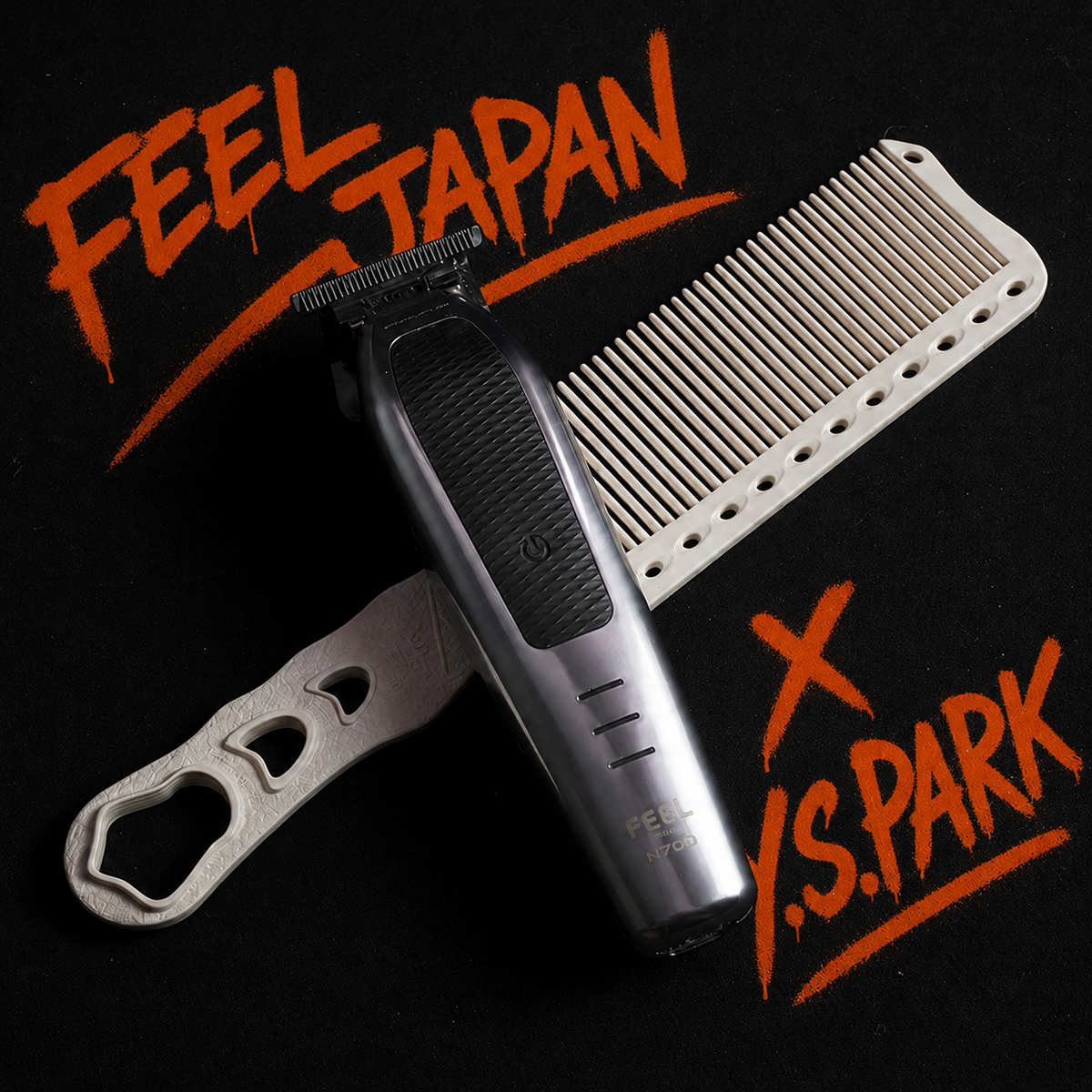 Tondeuse de coupe N700 avec le peigne de coupe YSPARK YS-282 et un tag FEEL JAPAN X YSPARK à l'arrière plan. 