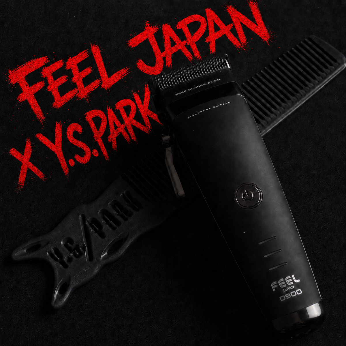 Tondeuse de coupe D900 avec le peigne de coupe YSPARK et un tag FEEL JAPAN X YSPARK à l'arrière plan. 