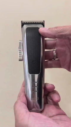 Vidéo dans laquelle une personne retire la tête de coupe de la tondeuse de coupe STEALTH FEEL JAPAN N900