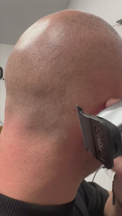 Vidéo d'utilisation des tondeuses de finition FEEL JAPAN STEALTH sur une tête pour montrer qu'elle ne laisse pas de marques rouges sur le crâne 