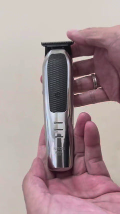 Vidéo dans laquelle une personne retire la tête de coupe de la tondeuse de finition STEALTH FEEL JAPAN N700