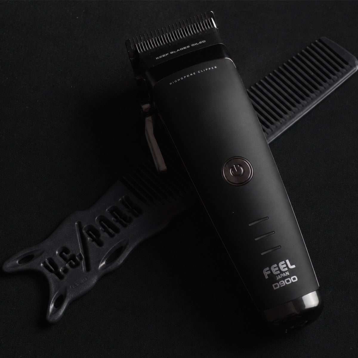 Une tondeuse de coupe D900 Highdrone noirs sur un peigne yspark noir YS-209 en carbone 
